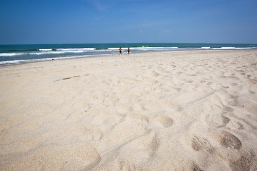 Biển An Bàng chạy vòng khoảng 4 km với những triền cát mịn
